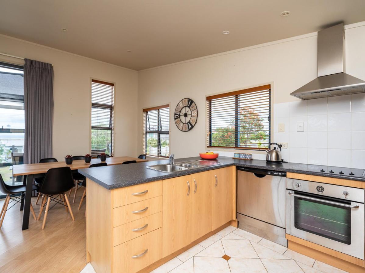 Oceans 8 - Mangawhai Heads Holiday Home Екстер'єр фото